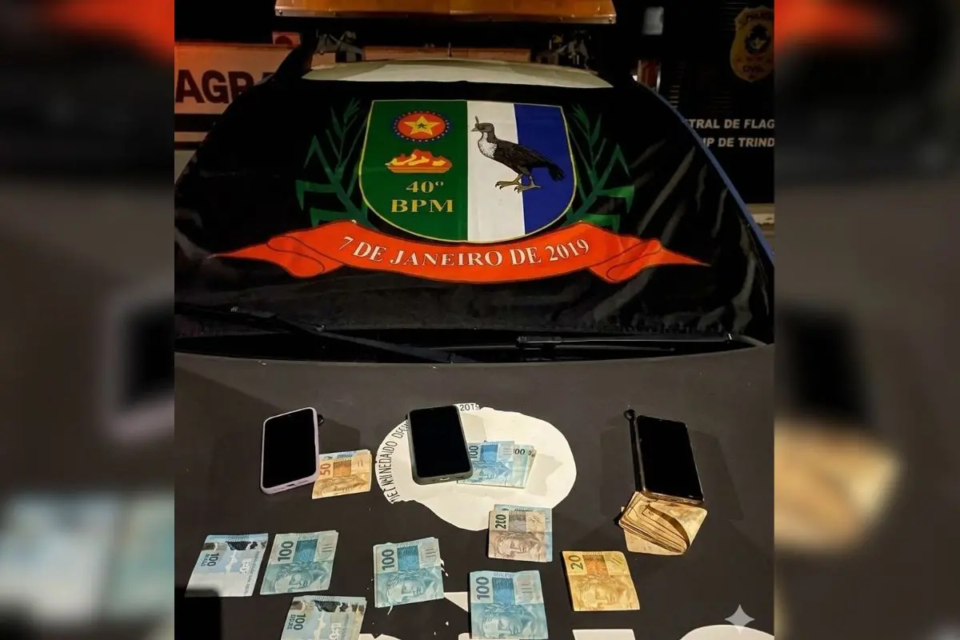 A Polícia Militar apreendeu dinheiro e celulares com os suspeitos do sequestro do engenheiro em Itumbiara (Foto: Polícia Militar)