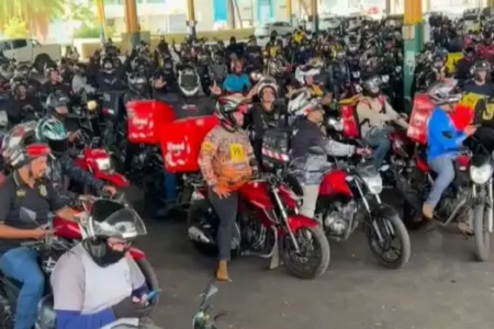 Entregadores de aplicativos durante mobilização realizada em Goiânia para reivindicar melhores condições de trabalho