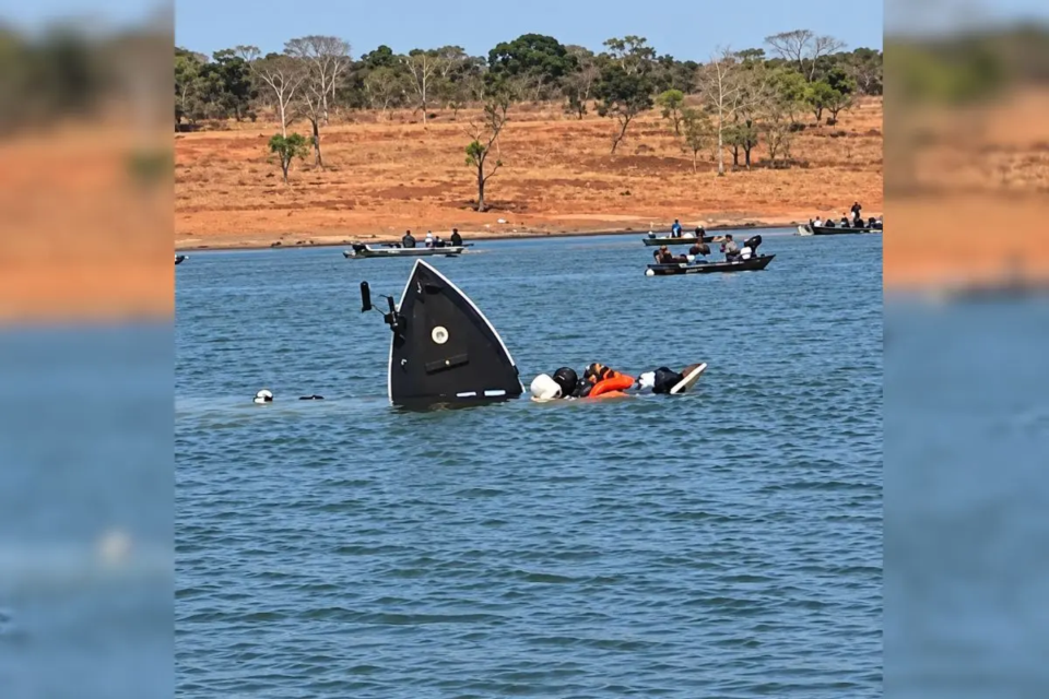 Barco naufraga com uma criança e três adultos em lago de Jataí (Foto: Corpo de Bombeiros)