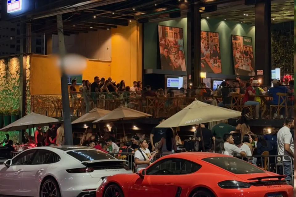 Bar na Av. Portugal, no St. Marista, que foi alvo de dois jovens que jogaram uma bomba caseira em Goiânia (Foto: redes sociais)