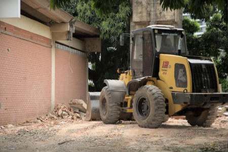 Demolição de antigas estruturas começaram nesta semana para dar espaço ao novo Parque da Serrinha (Foto: Bárbara Melo)