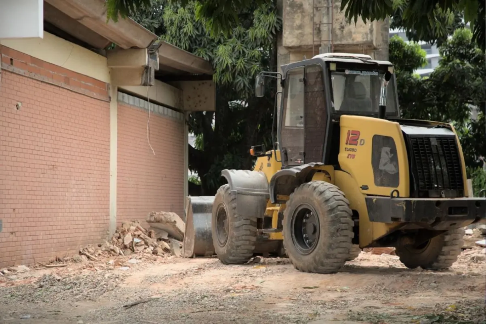 Demolição de antigas estruturas começaram nesta semana para dar espaço ao novo Parque da Serrinha (Foto: Bárbara Melo)