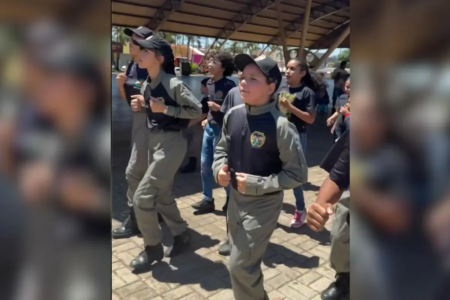 Estudantes atendidos pelo Projeto Segurart participam de atividades que misturam canto coral, ordem unida e ensinamentos sobre cidadania com policiais militares (Foto: arquivo pessoal)