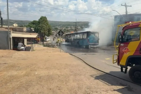 Um ônibus do transporte público pegou fogo no centro de Santo Antônio do Descoberto, cidade goiana no Entorno do Distrito Federal (Foto: Corpo de Bombeiros)