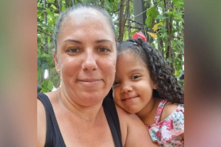 Elisa, de 6 anos, ao lado da mãe, Ghabriela