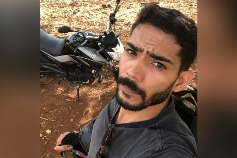 Lucas Costa posa ao lado da moto que usa para percorrer o trajeto entre Goiatuba e Morrinhos