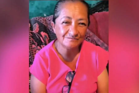 Maria do Amparo, de 69 anos, aparece sozinha em uma foto