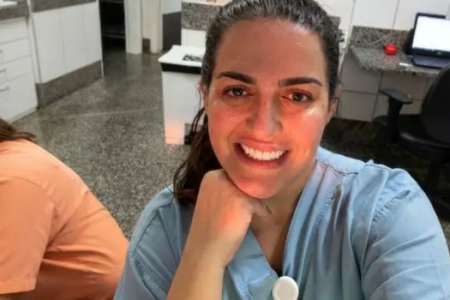 Suellen Karlla Barbosa aparece sorrindo durante registro de sua trajetória profissional como enfermeira