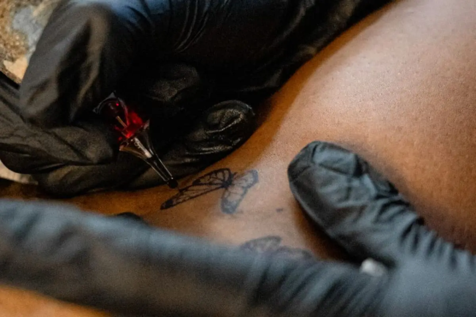 Estúdios de tatuagem e piercing entram na categoria de alto risco pela Vigilância Sanitária de Goiânia (Foto: Reprodução)