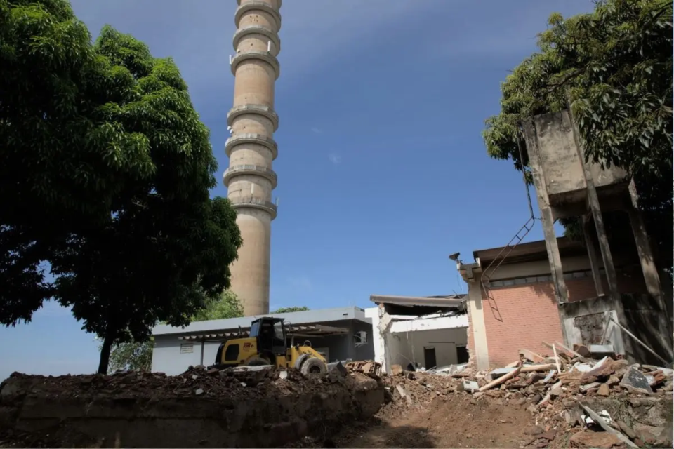 Governo estadual começou a demolir as estruturas antigas para o projeto do novo parque no Morro da Serrinha (Foto: Bárbara Melo)