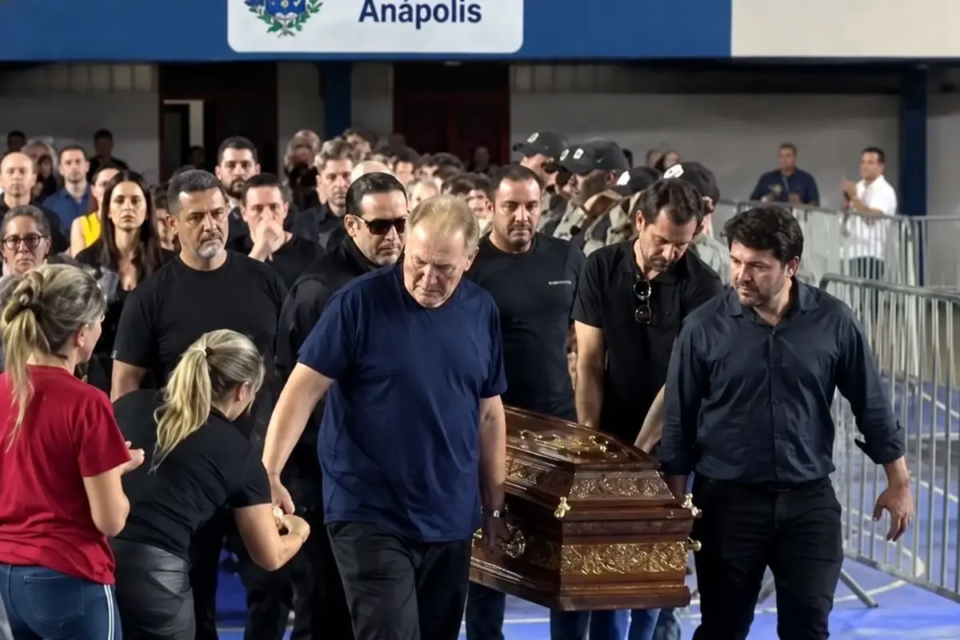 Emoção marca chegada do corpo de Amilton Filho para velório (Foto: Reprodução)