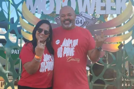 DRivânio Santos e Suely Martins posam juntos. O casal estudou na mesma turma na infância e se reencontrou décadas depoisesign sem nome (32)