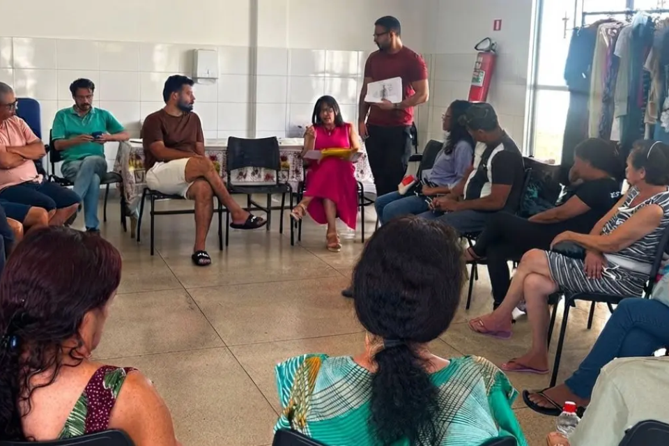 Pacientes participam de grupo de tratamento para cessação do tabagismo em Goiânia