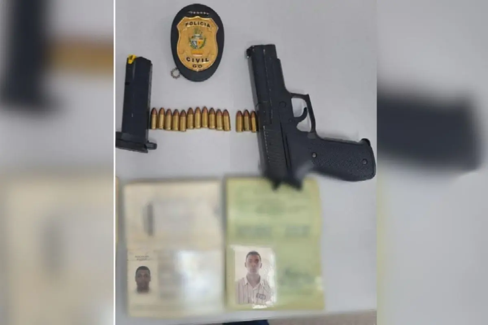 Polícia apreende munições, uma arma de airsoft e passaportes na casa do suspeito (Foto: Polícia Civil)