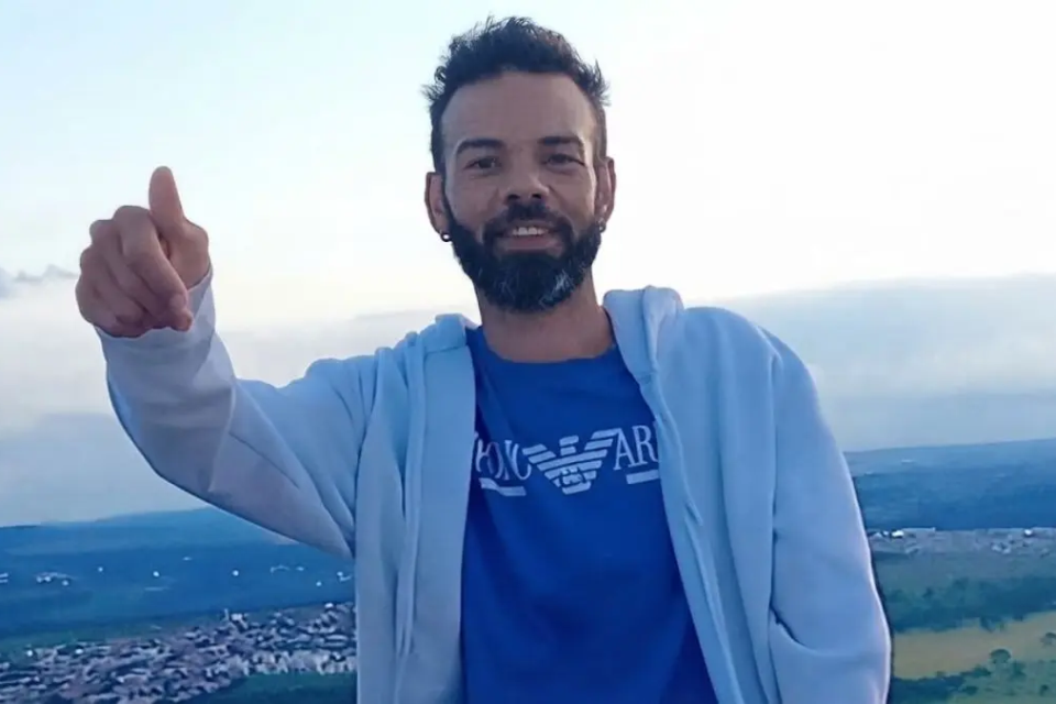Charles Silva Braga posa para uma foto