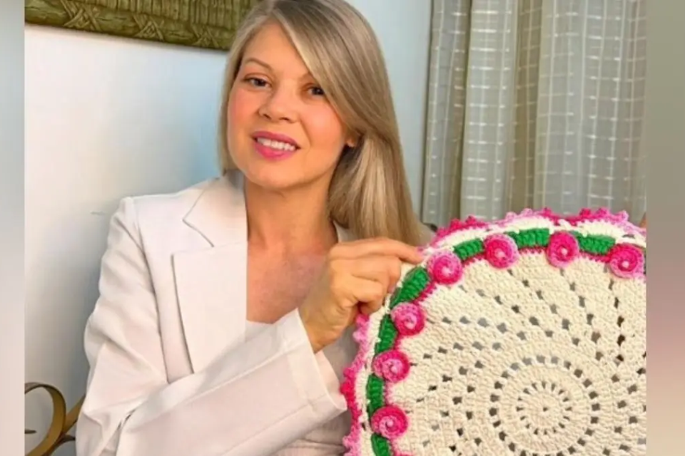 Adriana, de 51 anos, produz peças de crochê para ajudar nas despesas do tratamento do diabetes