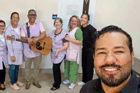 Voluntários do projeto Fé e Espiritualidade durante visita a pacientes do Hospital do Câncer de Rio Verde