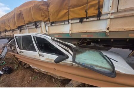 Fiat Uno fica prensado entre um caminhão e a defensa metálica da BR-060 após acidente em Anápolis