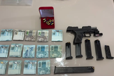 Arma e dinheiro apreendido durante operação - (Foto: reprodução/PC)