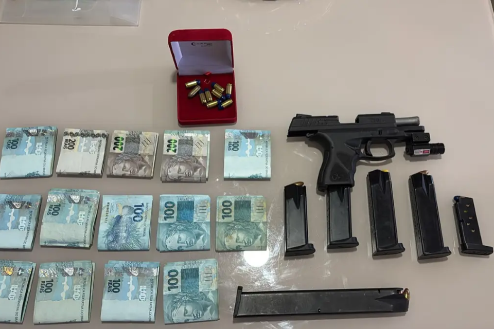 Arma e dinheiro apreendido durante operação - (Foto: reprodução/PC)