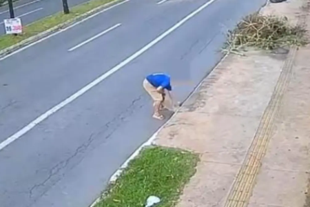 Idoso jogando cachorro no bueiro - (Foto: reprodução/PM)