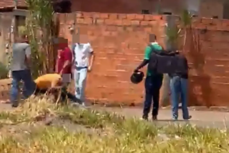 Suspeitos espancando autor de furto - (Foto: reprodução)
