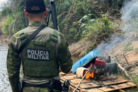 Policial militar destruindo equipamentos - (Foto: reprodução/PM)