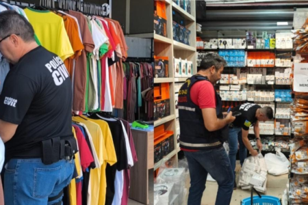 Agentes e fiscais realizando apreensão de mercadorias - (Foto: reprodução/Procon-GO)