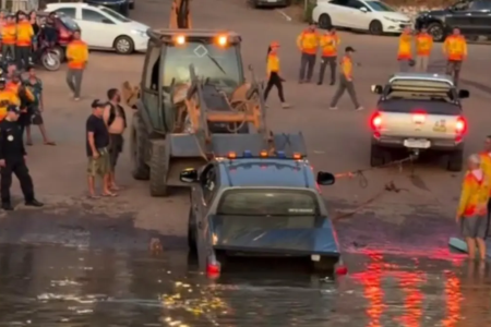 Caminhonete sendo retirada do Rio Araguaia - (Foto: reprodução)
