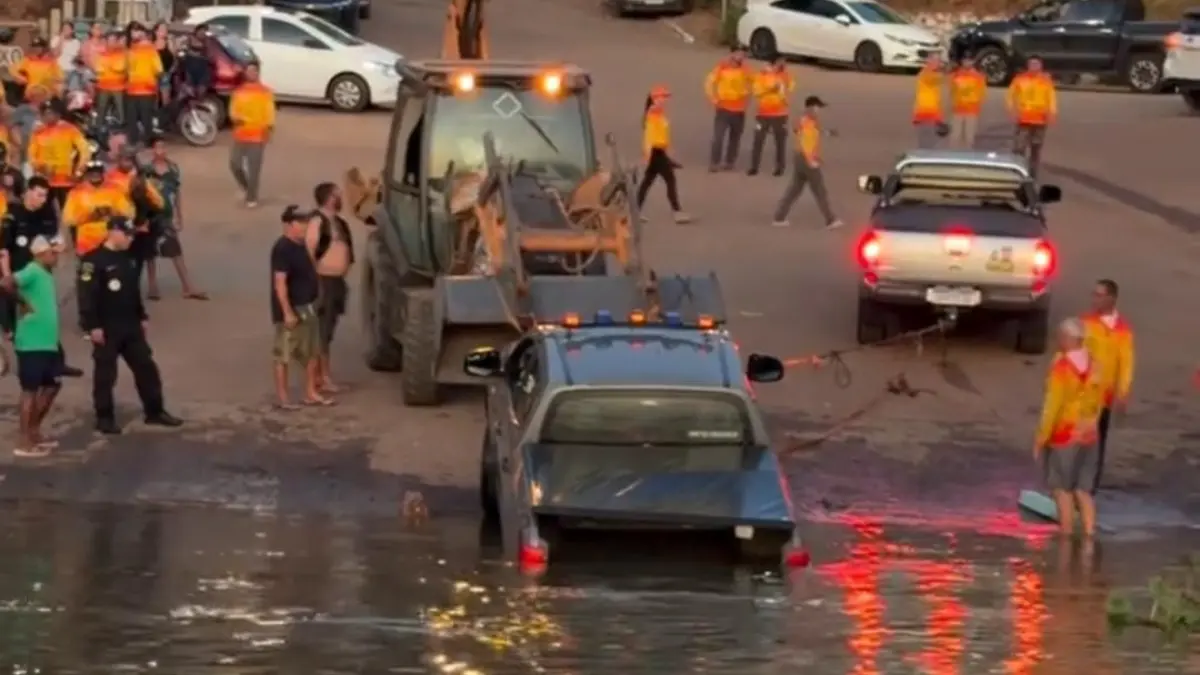Caminhonete sendo retirada do Rio Araguaia - (Foto: reprodução)