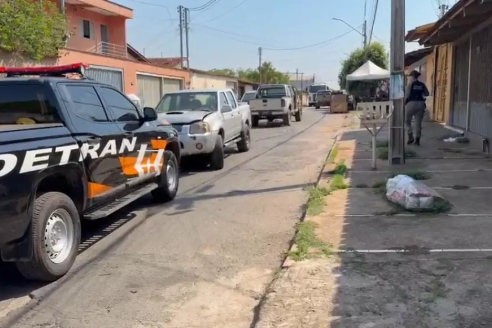 Agentes do Detran e policiais no desmanche - (Foto: reprodução/PM)