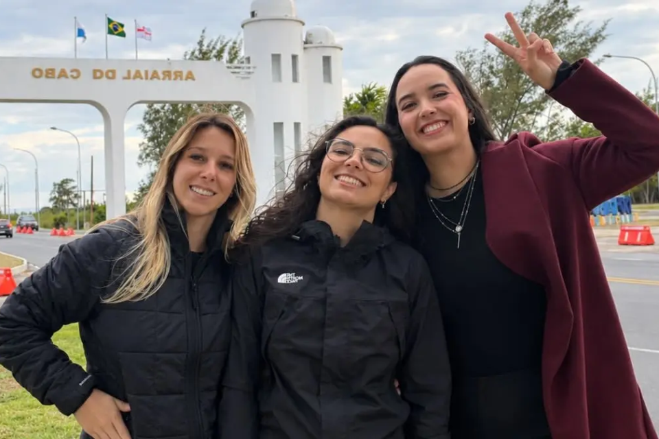 Sapatrio: fotos e vídeos de trisal de jovens faz sucesso Ingrid, Kiany e Pati estão juntas há 2 anos encontro de trisais no Rio