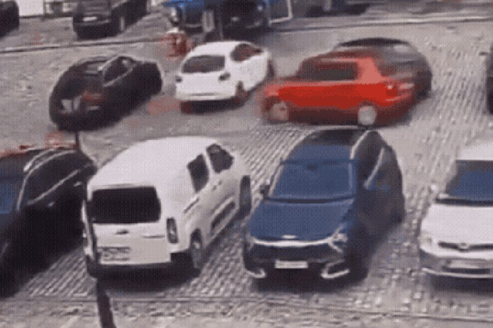 Carro atinge seis veículos após bater em postes durante manobra para estacionar; vídeo Polícia investiga colisões; cena repercutiu na web