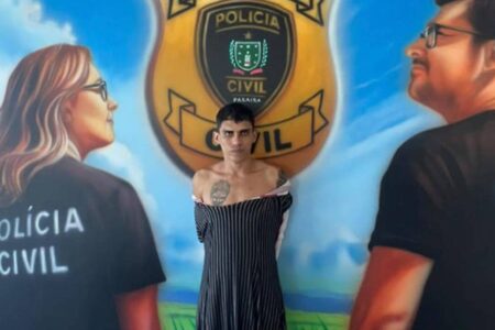 Preso de vestido e peruca, homem afirma ter matado 80 pessoas na Paraíba; vídeo Jorlan Lopes da Silva estava com criança no colo