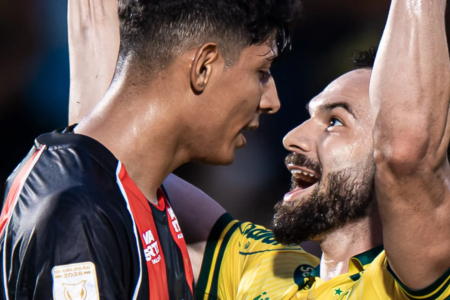 À esquerda, Edson Carioca comemora gol de empate contra o Vitória