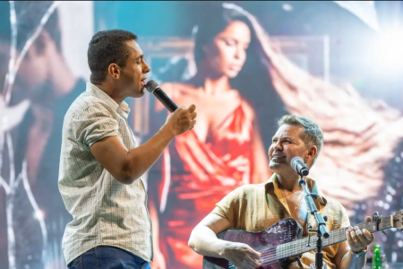 Eduardo Costa convida PM ao palco e compartilha sonho antigo com o policial