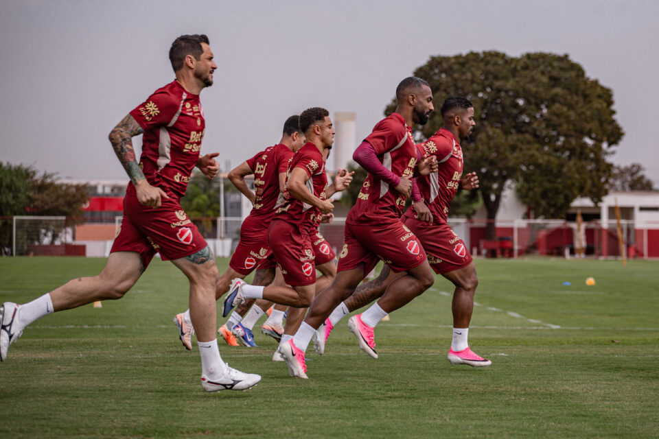 Elenco do Vila realiza última atividade antes de encarar o América-MG