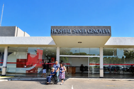 Entrada do Hospital Santa Genoveva, em Goiânia, unidade que marcou a história da medicina goiana com a realização do primeiro transplante de coração do estado (Foto: Divulgação/Hospital Santa Genoveva)