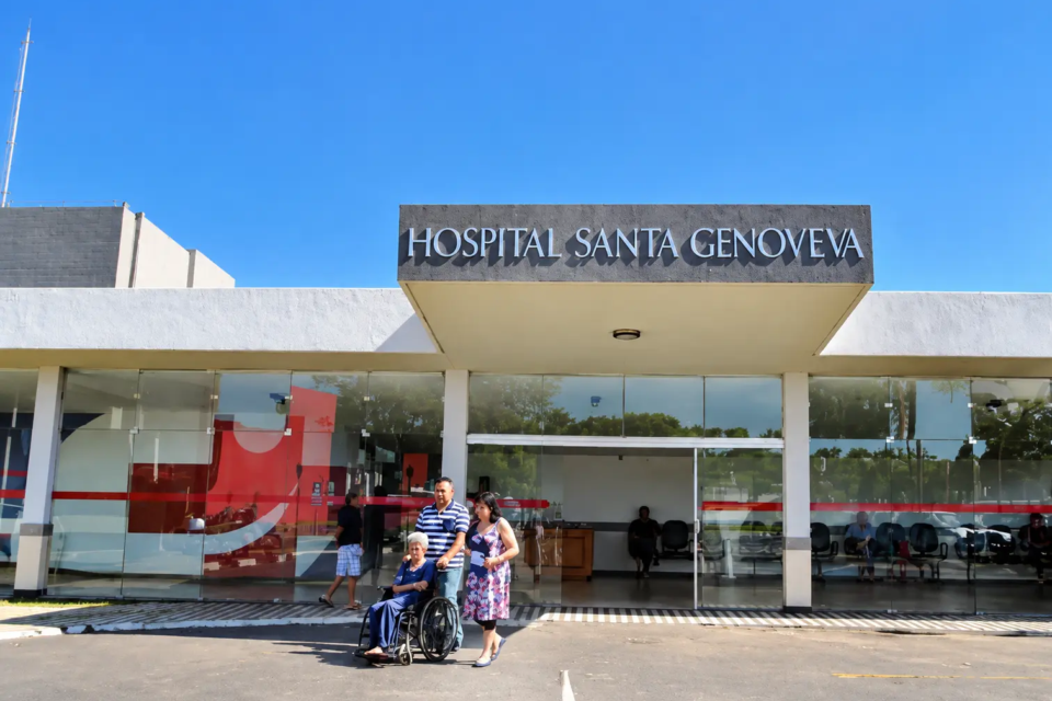 Entrada do Hospital Santa Genoveva, em Goiânia, unidade que marcou a história da medicina goiana com a realização do primeiro transplante de coração do estado (Foto: Divulgação/Hospital Santa Genoveva)