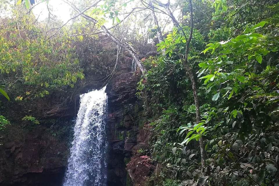 🏞⛺️ Cachoeira da Ponte de Pedra, localizada na GO-184 próximo ao posto Ponte de Pedra, a 36KM 