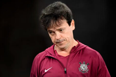 Mesmo com eliminação na Libertadores, Diniz segue no Corinthians