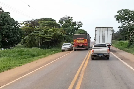 Flagrante de ultrapassagem proibida em trecho da BR-153 entre Jaranápólis e Pirenópolis em dezembro de 2025 (Foto ilustrativa: redes sociais)
