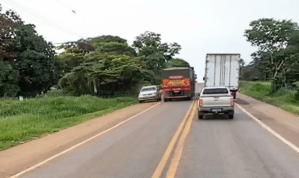 Flagrante de ultrapassagem proibida em trecho da BR-153 entre Jaranápólis e Pirenópolis em dezembro de 2025 (Foto ilustrativa: redes sociais)