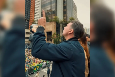 Flávio Bolsonaro reúne apoiadores na Paulista para ato do 7 de Setembro