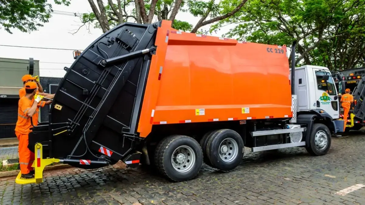Caminhão de lixo estacionado