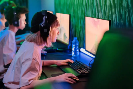 Jovens em uma lan house