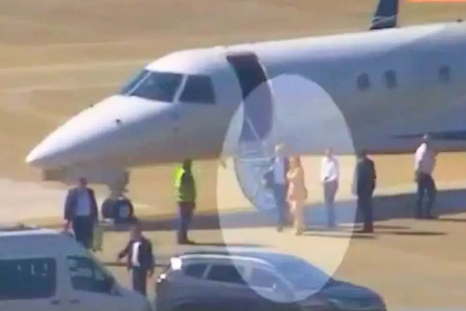 Alexandre de Moraes e a esposa Viviane Barci desembarcam de avião
