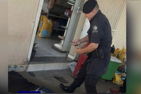 Com arma na mão, homem causa terror em quiosque à beira de lago em Iporá (Foto: Reprodução)