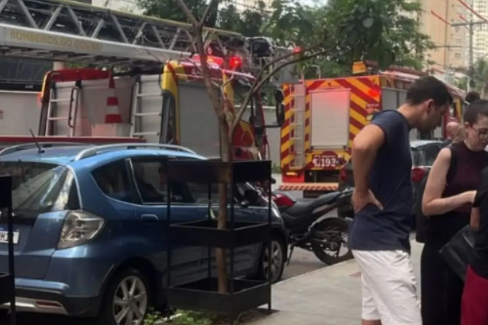 Movimentação em frente ao Spot Marista, onde aconteceu o incêndio na tarde desta segunda-feira