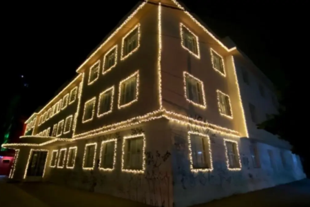 Prédio com luzes para o Natal em Goiânia
